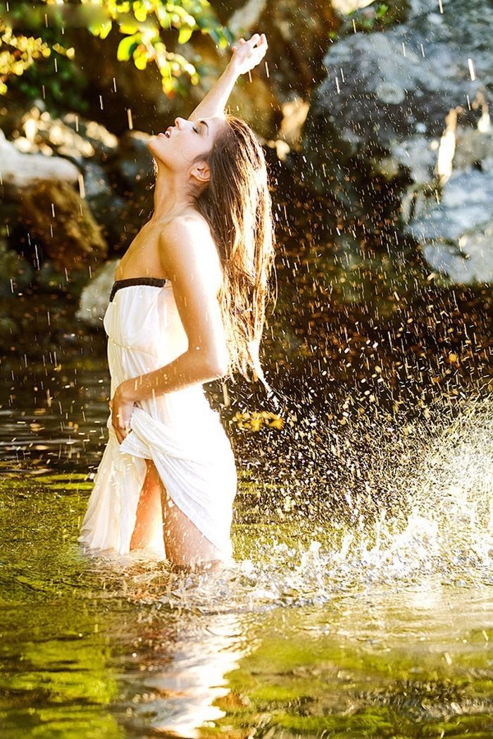 Marie Avgeropoulos in Maracaibo