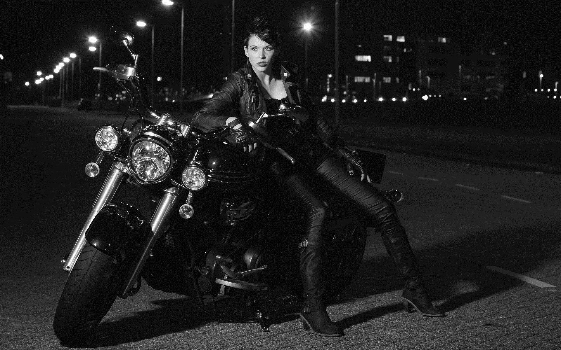 Photo Beautiful girls and motorcycles in Maracaibo