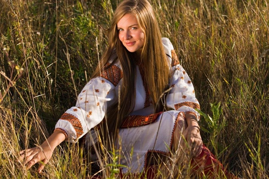 Model Women in Slavic costumes in Maracaibo