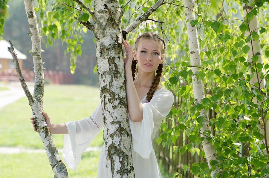 Women in Slavic costumes in Maracaibo