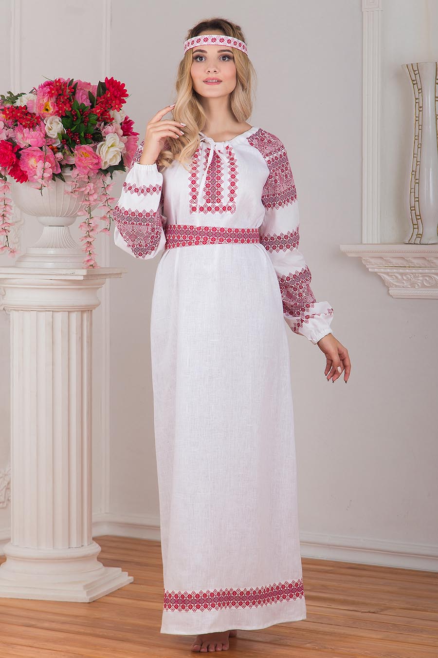 Women in Slavic costumes in Maracaibo