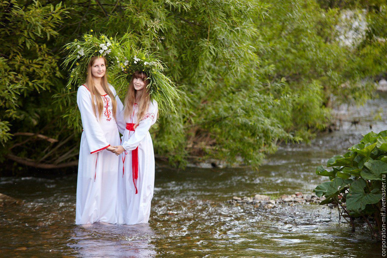 Women in Slavic costumes in Maracaibo