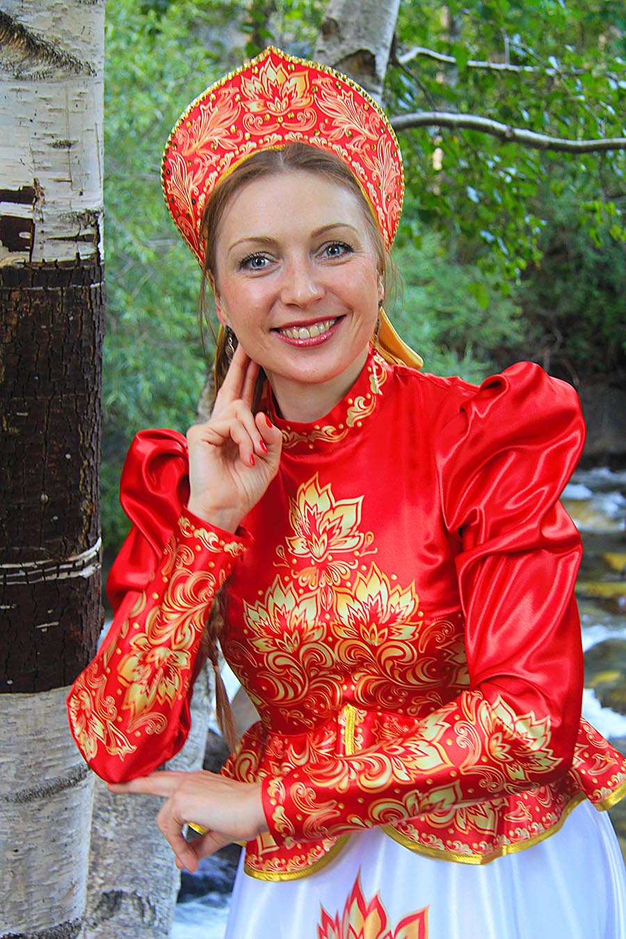 Women in Slavic costumes in Maracaibo