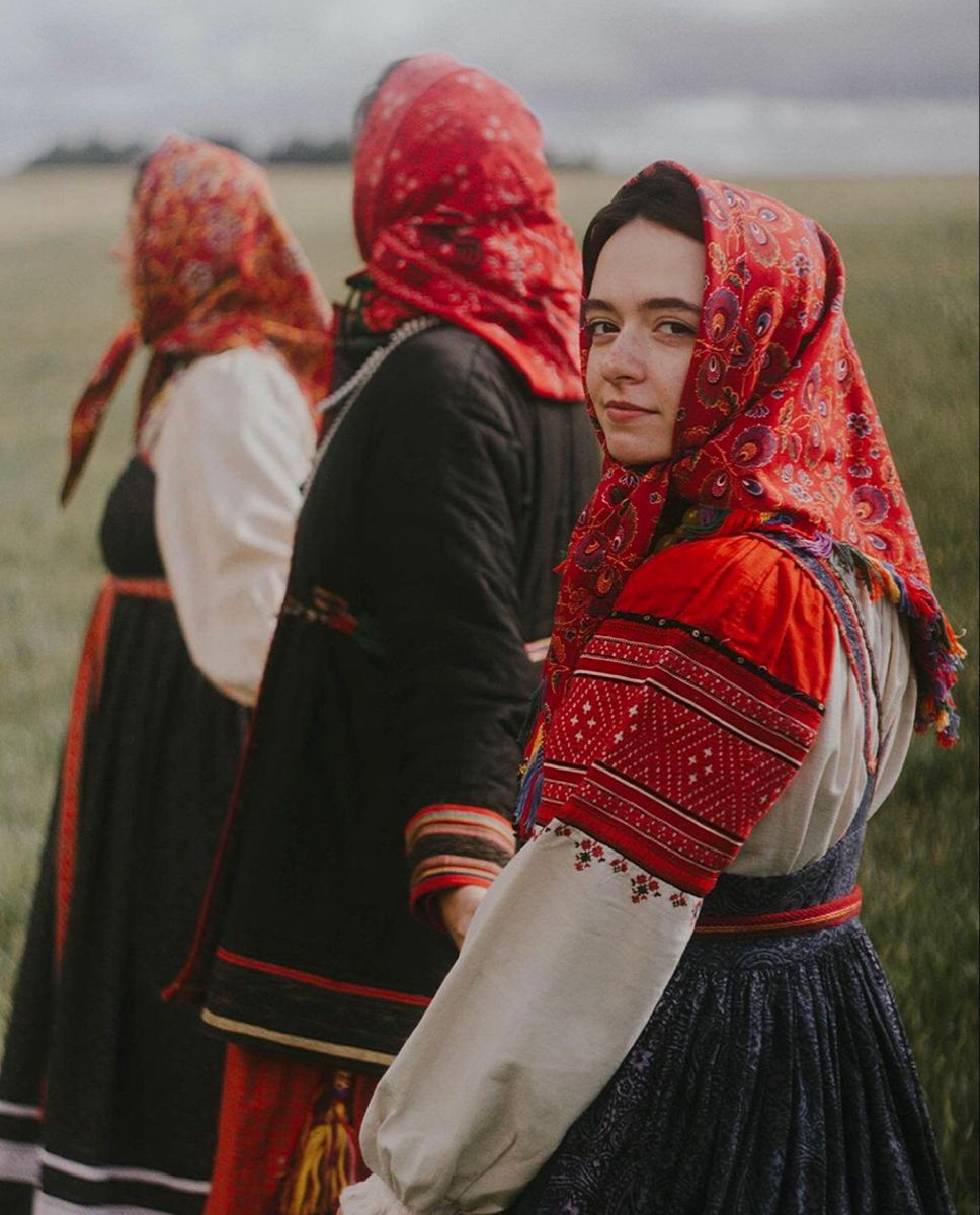 Women in Slavic costumes in Maracaibo