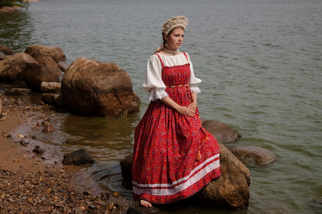 Women in Slavic costumes in Maracaibo