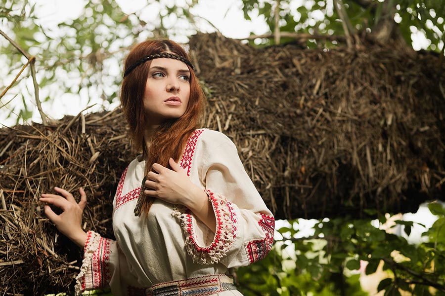 Women in Slavic costumes in Maracaibo