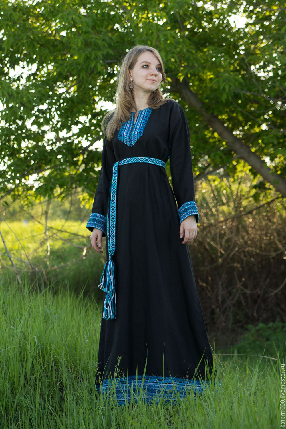 Women in Slavic costumes in Maracaibo