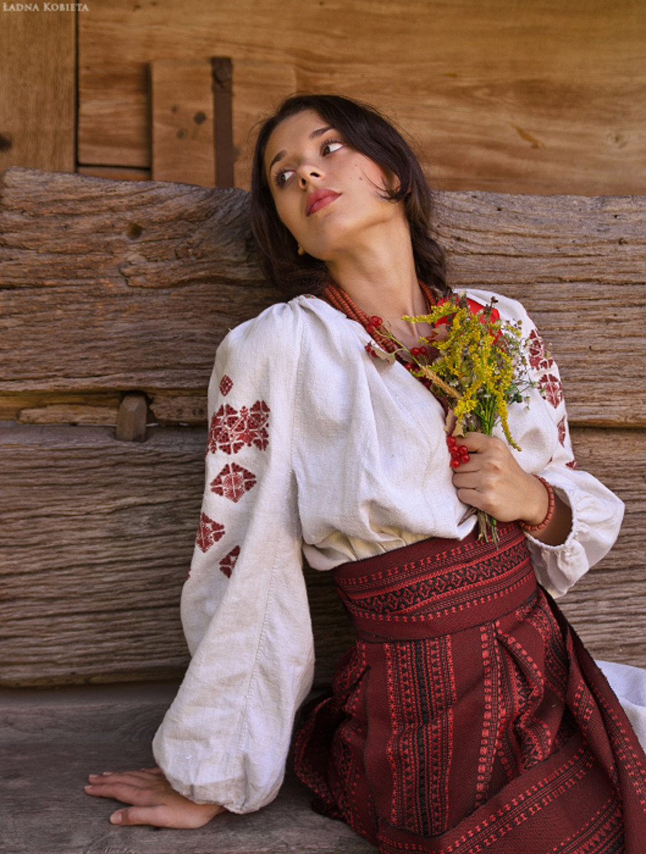 Girls in Slavic costumes in Maracaibo