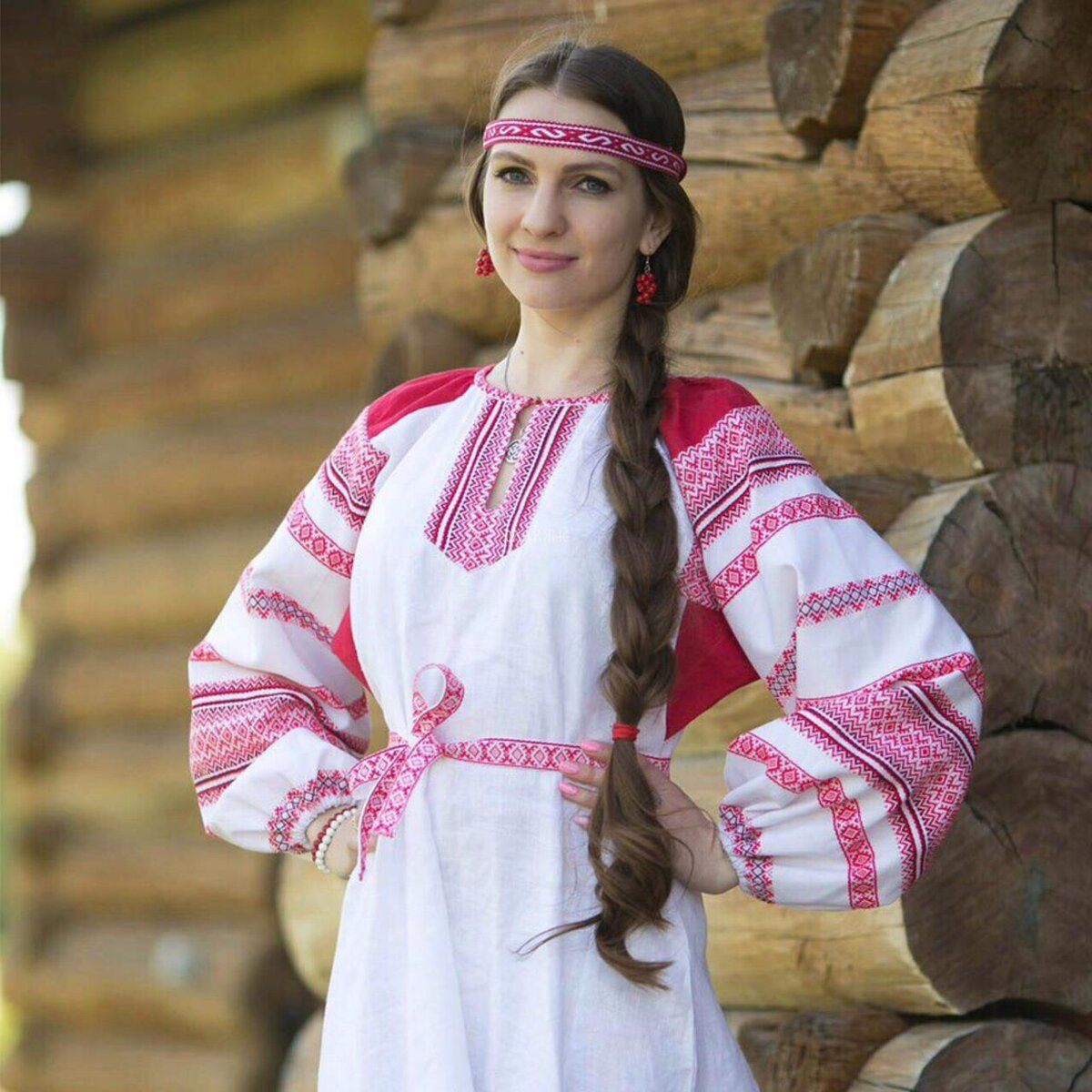Girls in Slavic costumes in Maracaibo