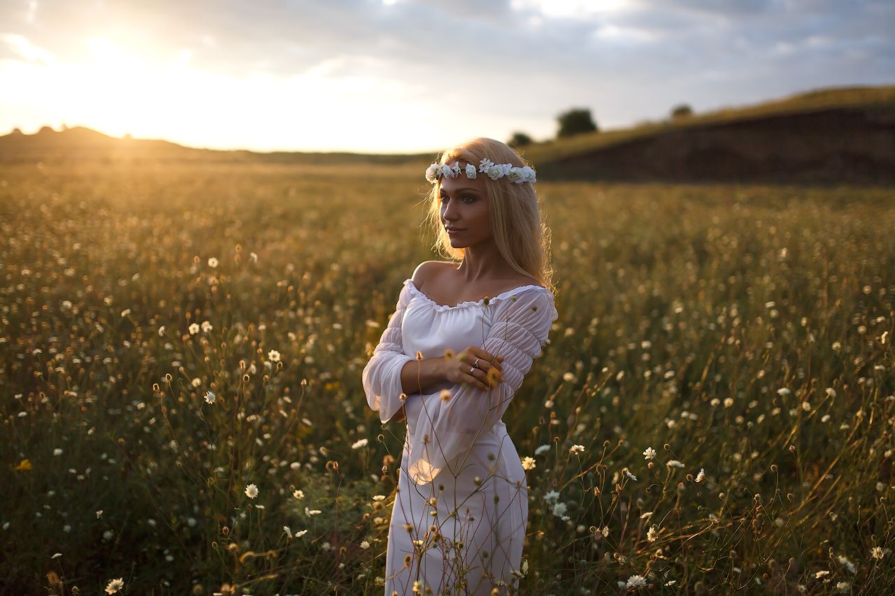 Girls in Slavic costumes in Maracaibo