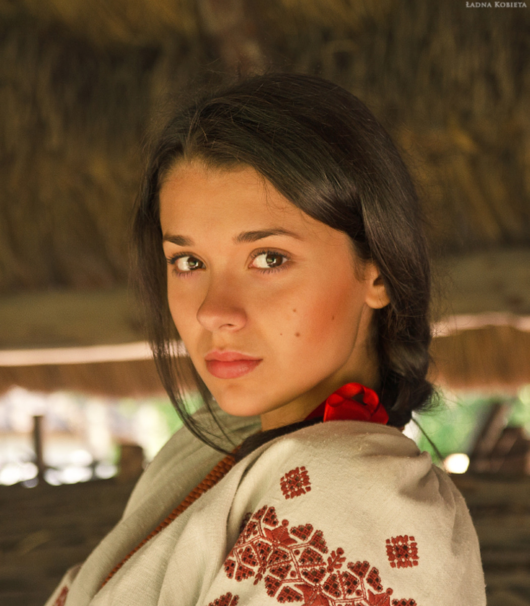 Girls in Slavic costumes in Maracaibo